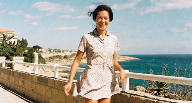 Congé de formation Malte Sliema avec LISA! – apprendre l’anglais et découvrir Malte en toute détente Adulte sur la côte de Malte lors d’un congé de formation LISA! profite de la vue sur la mer et de l’ambiance méditerranéenne