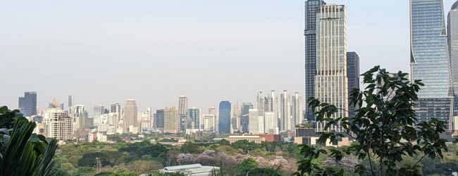 Séjours linguistiques en Thaïlande Bangkok avec LISA! – skyline, vie urbaine et espaces verts Skyline de Bangkok Thaïlande avec parc lors d’un séjour linguistique LISA! montrant ville moderne et nature