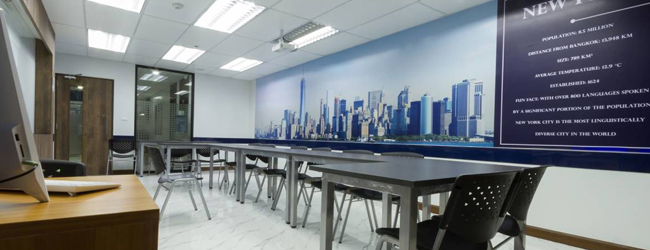 Vue d’une salle de classe avec tables et chaises à l’école de langues à Bangkok