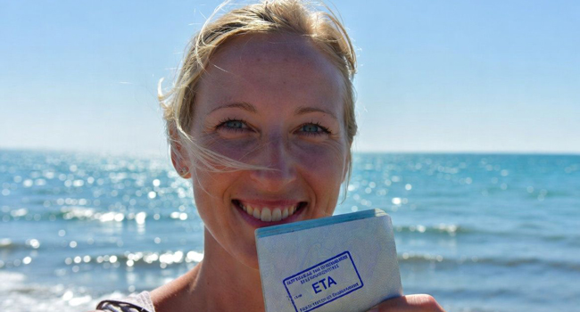 Séjours linguistiques pour adultes en Angleterre Bournemouth avec LISA! – conditions d’entrée et ETA Participante adulte avec document d’entrée ETA à Bournemouth lors d’un séjour linguistique LISA! en Angleterre