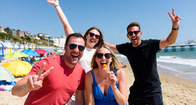 Séjours linguistiques pour adultes en Angleterre Bournemouth avec LISA! – plage, plaisir et expériences partagées Participants adultes s’amusant sur la plage de Bournemouth lors d’un séjour linguistique LISA! en Angleterre