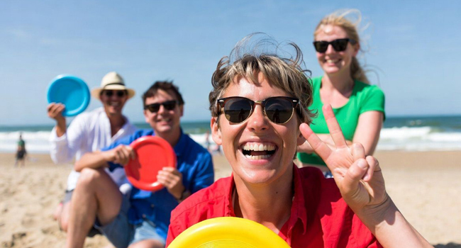 Séjours linguistiques en Angleterre Bournemouth avec LISA! – loisirs, plage et activités en groupe Adultes sur la plage à Bournemouth Angleterre lors d’un séjour linguistique LISA! jouent ensemble et profitent du temps libre