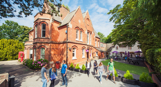 École de langues à Bournemouth Angleterre avec participants dans la cour lors d’un séjour linguistique LISA!