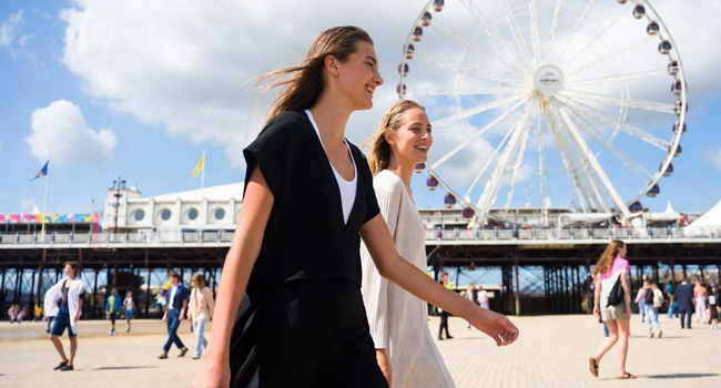 Séjours linguistiques en Angleterre Bournemouth avec LISA! – promenade, loisirs et expériences internationales Participantes féminines en séjour linguistique à Bournemouth Angleterre marchent sur la promenade lors d’un séjour LISA!