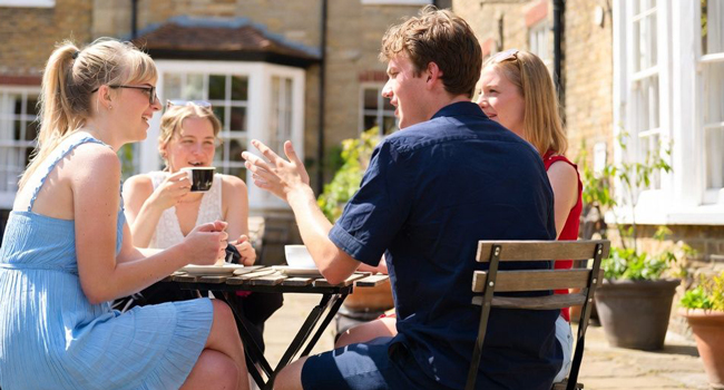 Séjours linguistiques pour adultes en Angleterre Bournemouth avec LISA! – café, échanges et détente Participants adultes profitant d’une pause dans un café à Bournemouth lors d’un séjour linguistique LISA! en Angleterre