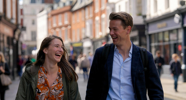Participants adultes se promenant à Brighton en profitant d’un séjour linguistique LISA! en Angleterre