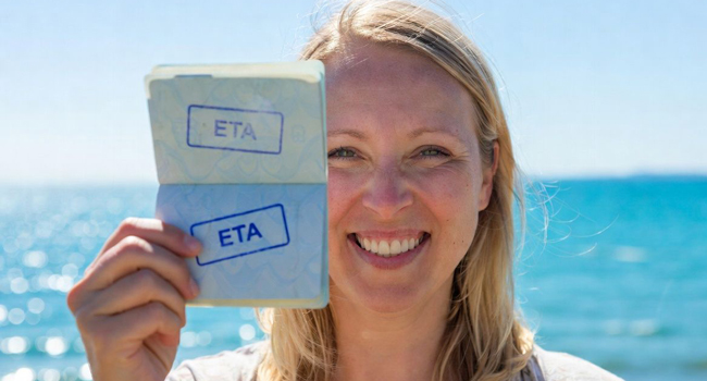 Participante adulte avec document d’entrée ETA à Brighton lors d’un séjour linguistique LISA! en Angleterre