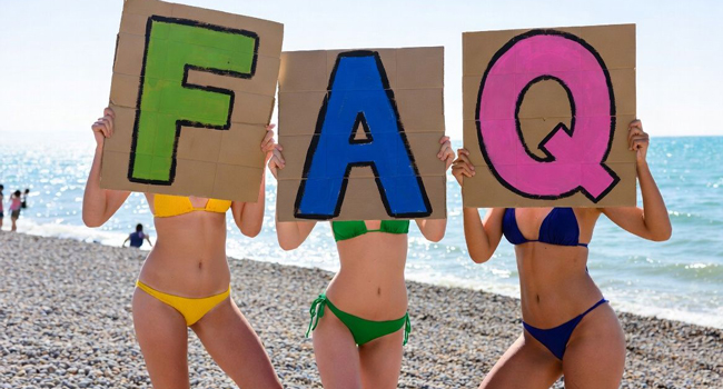 Trois participantes sur la plage de Brighton tiennent des panneaux FAQ lors d’un séjour linguistique LISA! en Angleterre