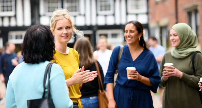  Participants adultes en conversation à Brighton lors d’un séjour linguistique LISA! en Angleterre