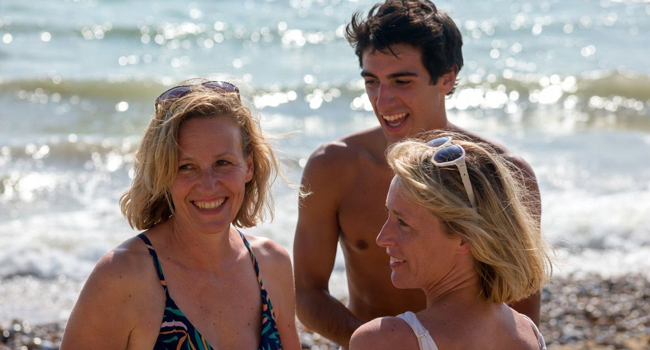  Participants adultes sur la plage de Brighton profitant de la mer lors d’un séjour linguistique LISA! en Angleterre