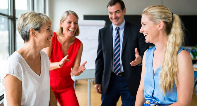 Séjours linguistiques pour adultes en Angleterre Brighton avec LISA! – communication et apprentissage en classe Participants adultes en interaction lors d’un cours de langue à Brighton pendant un séjour linguistique LISA! en Angleterre