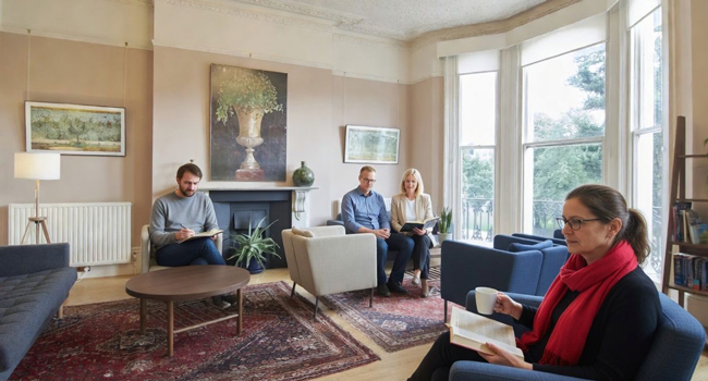  Participants adultes se détendant dans le salon de l’école lors d’un séjour linguistique LISA! en Angleterre Brighton