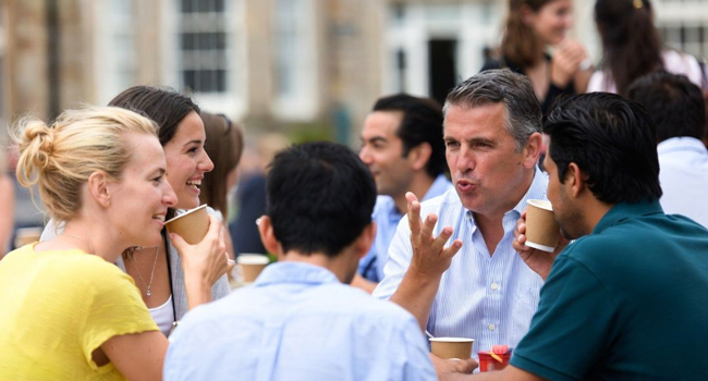 Participants adultes en conversation dans un café à Brighton lors d’un séjour linguistique LISA! en Angleterre