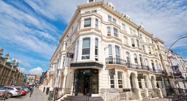 École de langues à Brighton lors d’un séjour linguistique LISA! en Angleterre pour adultes – bâtiment de l’école