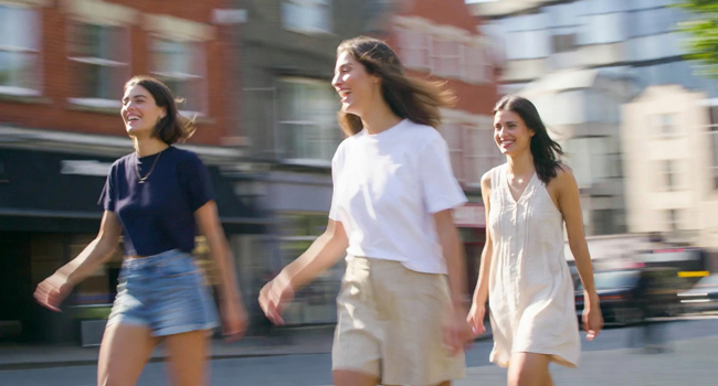Séjours linguistiques pour adultes en Angleterre Brighton avec LISA! – découvrir la ville ensemble Trois participantes se promenant à Brighton lors d’un séjour linguistique LISA! pour adultes en Angleterre