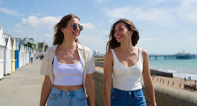 Séjours linguistiques pour adultes en Angleterre Brighton avec LISA! – promenade, mer et loisirs Deux participantes se promenant sur la promenade à Brighton lors d’un séjour linguistique LISA! en Angleterre