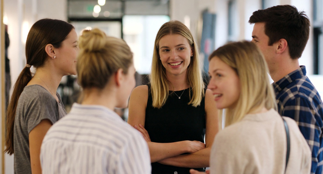 Séjours linguistiques pour adultes en Angleterre Brighton avec LISA! – communication et apprentissage en groupe Participants adultes en conversation lors d’un séjour linguistique LISA! en Angleterre Brighton en groupe