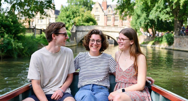 Adultes participants à un séjour linguistique LISA! à Cambridge City Angleterre profitent d’une promenade en bateau sur la rivière