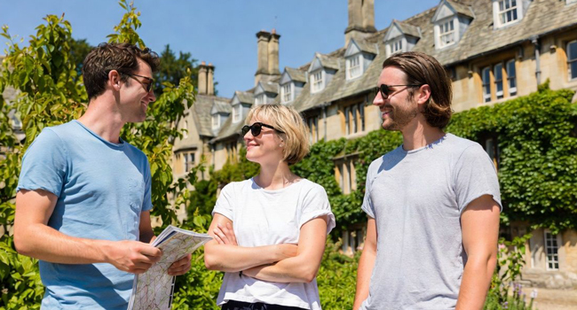 Adultes à Cambridge City Angleterre avec une carte lors d’un séjour linguistique LISA! explorent la région ensemble