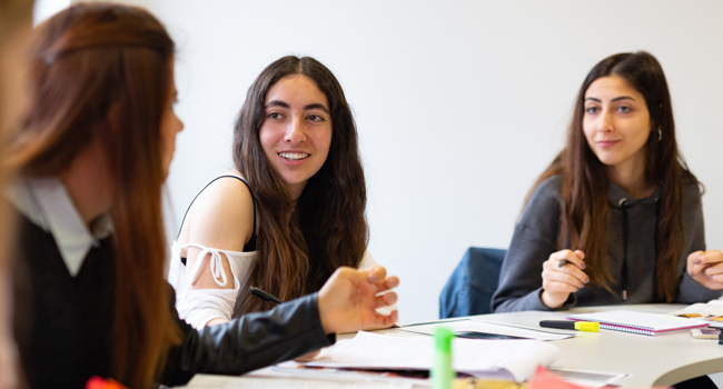 Adultes en cours d’anglais à Cambridge City Angleterre lors d’un séjour linguistique LISA! apprennent ensemble et échangent