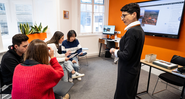 Adultes en cours d’anglais à Cambridge City Angleterre lors d’un séjour linguistique LISA! avec enseignant en classe