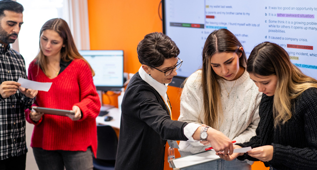 Adultes en cours d’anglais à Cambridge City Angleterre lors d’un séjour linguistique LISA! apprennent ensemble en classe