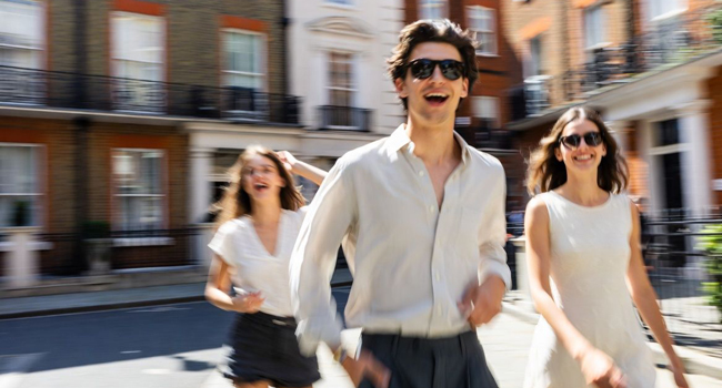 Adultes à Londres Angleterre lors d’un séjour linguistique LISA! profitent de la ville ensemble et s’amusent