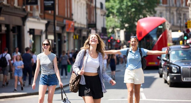  Adultes en visite touristique à Londres Angleterre lors d’un séjour linguistique LISA! profitent de la ville et du temps libre