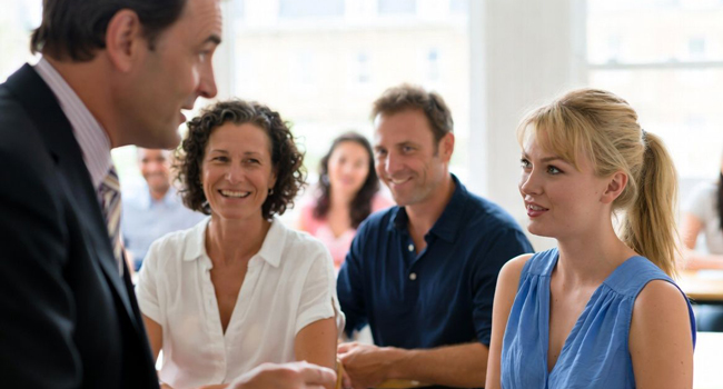 Adultes en cours d’anglais à Londres Angleterre lors d’un séjour linguistique LISA! apprennent ensemble en classe