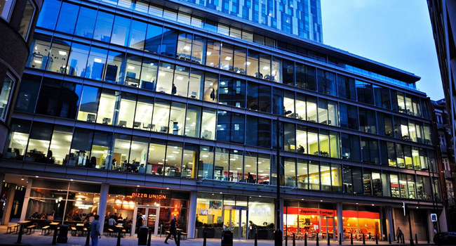  École de langues pour adultes à Londres Angleterre dans un bâtiment moderne lors d’un séjour linguistique LISA!