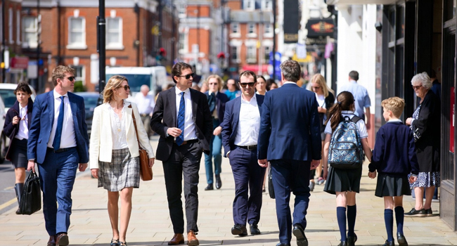 Personnes dans la rue à Londres Angleterre lors d’un séjour linguistique LISA! découvrent la vie quotidienne de la ville
