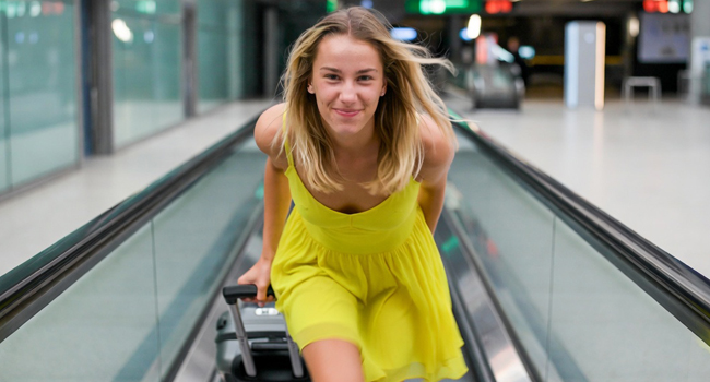 Étudiante avec une valise en route vers un séjour linguistique LISA! à l’aéroport