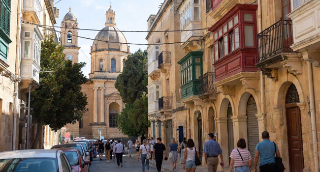 Congé de formation Malte Sliema 30 Plus avec LISA! – apprendre l’anglais et découvrir la culture maltaise Adultes découvrent les rues historiques de Malte lors d’un congé de formation LISA! 30 Plus tout en apprenant l’anglais dans une ambiance méditerranéenne
