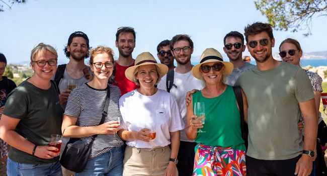 Congé de formation Malte Sliema avec LISA! – apprendre l’anglais et vivre une communauté internationale Adultes passent du temps ensemble à Malte lors d’un congé de formation LISA! profitent d’une ambiance internationale et apprennent l’anglais