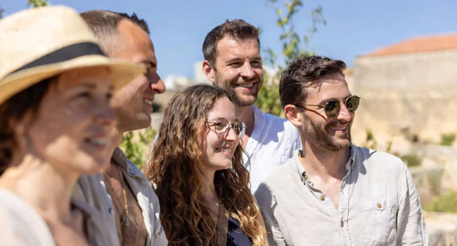 Congé de formation Malte Sliema avec LISA! – apprendre l’anglais et profiter de l’ambiance méditerranéenne Adultes profitent du soleil à Malte lors d’un congé de formation LISA! vivent une ambiance internationale et apprennent l’anglais