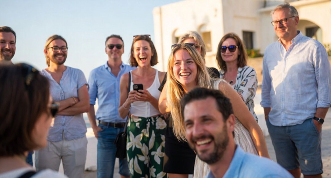 Participants adultes à un séjour linguistique pour adultes à Malte pendant le programme d’activités à Sliema en plein air