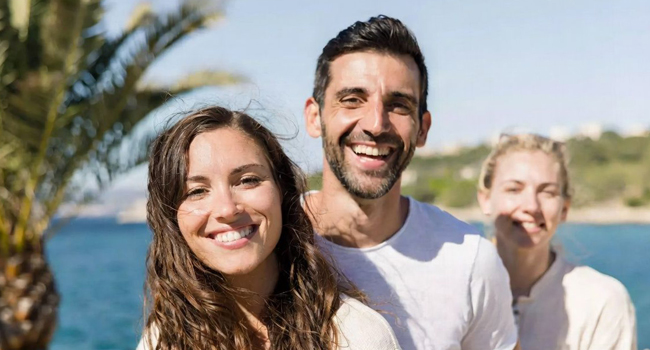 Participants à un séjour linguistique pour adultes à Malte à Sliema devant la côte au bord de la mer