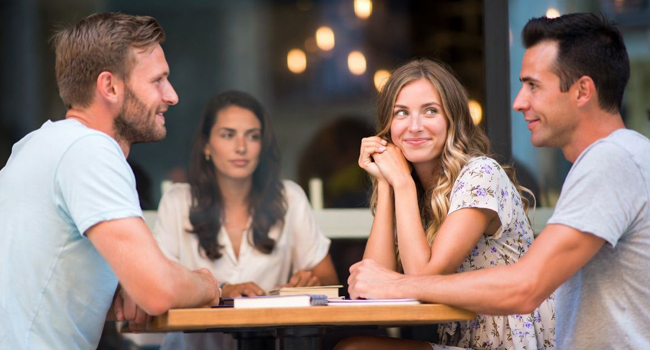Participants internationaux à un séjour linguistique pour adultes à Malte sont assis ensemble à une table à Sliema