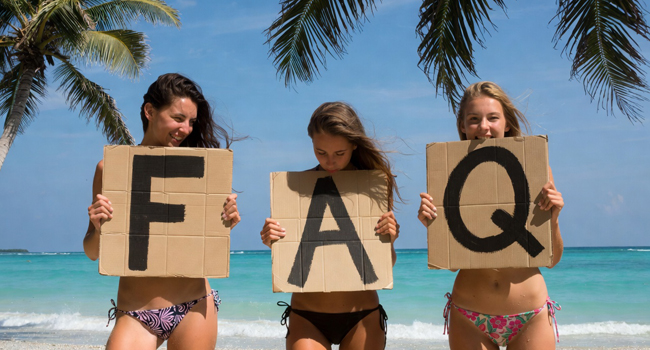 FAQ LISA! séjours linguistiques 3 femmes en bikini sur la plage avec panneaux F A Q FAQ LISA! séjours linguistiques 3 femmes en bikini sur la plage avec panneaux F A Q