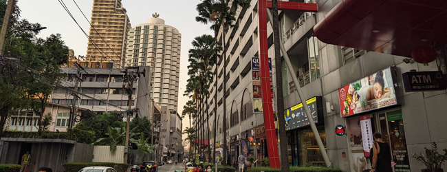 Rue sur Sukhumvit Road à Bangkok