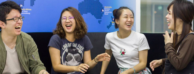 Quatre étudiants en langues à l’école de langues à Bangkok