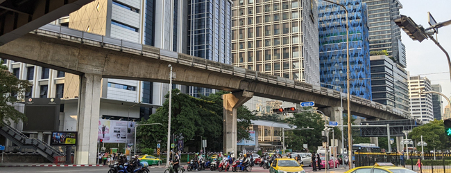 Séjours linguistiques en Thaïlande Bangkok avec LISA! – trafic, skytrain et vie urbaine moderne Scène de rue à Bangkok Thaïlande avec skytrain et trafic lors d’un séjour linguistique LISA! montrant la vie urbaine