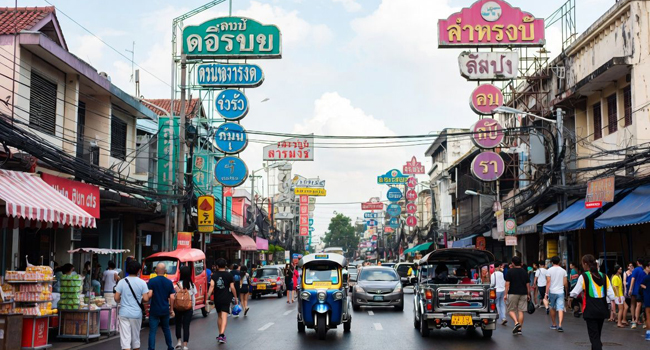 Scène de rue Bangkok transport tuk tuk LISA! séjours linguistiques Transport Bangkok avec street food et tuk tuk