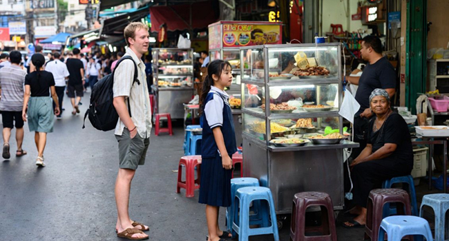 LISA séjours linguistiques Bangkok street food LISA séjours linguistiques Bangkok street food étudiants en langues et stand de nourriture