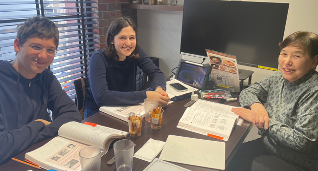 Congé de formation Osaka Japon avec LISA! – apprendre le japonais dans une ambiance d’apprentissage personnalisée Adultes apprennent le japonais dans un petit groupe lors d’un congé de formation LISA! dans une école de langues à Osaka