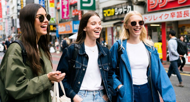 Congé de formation Osaka Japon avec LISA! – apprendre le japonais, shopping et expériences authentiques Adultes font du shopping à Osaka lors d’un congé de formation LISA! profitent de la vie urbaine japonaise et de l’ambiance internationale