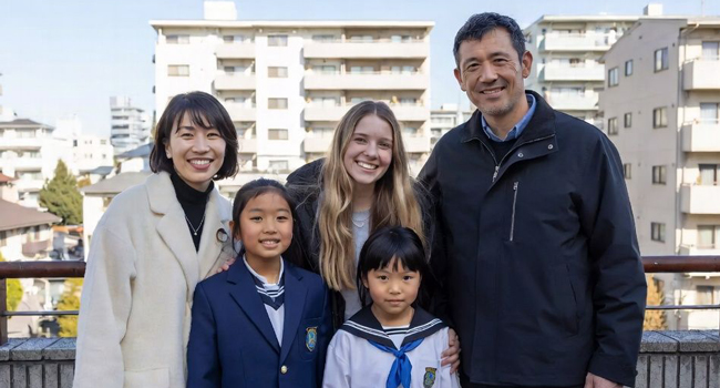 Congé de formation Osaka Japon avec LISA! – apprendre le japonais et séjourner en famille d’accueil Adultes avec une famille d’accueil japonaise lors d’un congé de formation LISA! découvrent la culture et pratiquent le japonais au quotidien