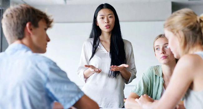 Congé de formation Osaka Japon avec LISA! – apprendre le japonais et vivre des expériences internationales en cours Adultes apprennent le japonais en classe lors d’un congé de formation LISA! avec un groupe international à Osaka