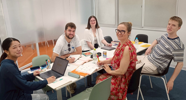 Séjours linguistiques Tokyo Chiyoda avec LISA! – cours de japonais, leçons et apprentissage en groupe Adultes en cours de japonais à Tokyo lors d’un séjour linguistique LISA! apprennent ensemble en petit groupe