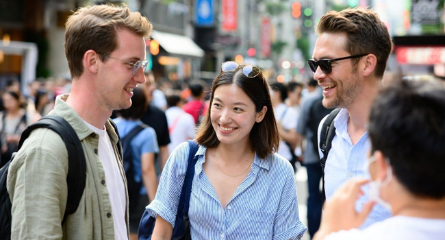 Séjours linguistiques Tokyo Chiyoda avec LISA! – rencontres internationales et expériences inoubliables Participants adultes à Tokyo lors d’un séjour linguistique LISA! discutent et profitent de l’ambiance internationale de la ville